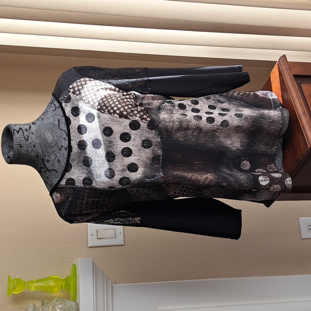 Ladies Bali black and white top with lace top sleeves, new with tags,